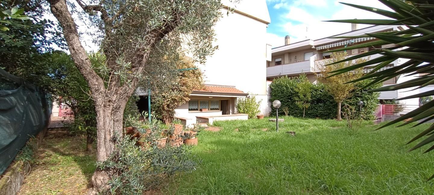 Casa indipendente con giardino, Carrara avenza