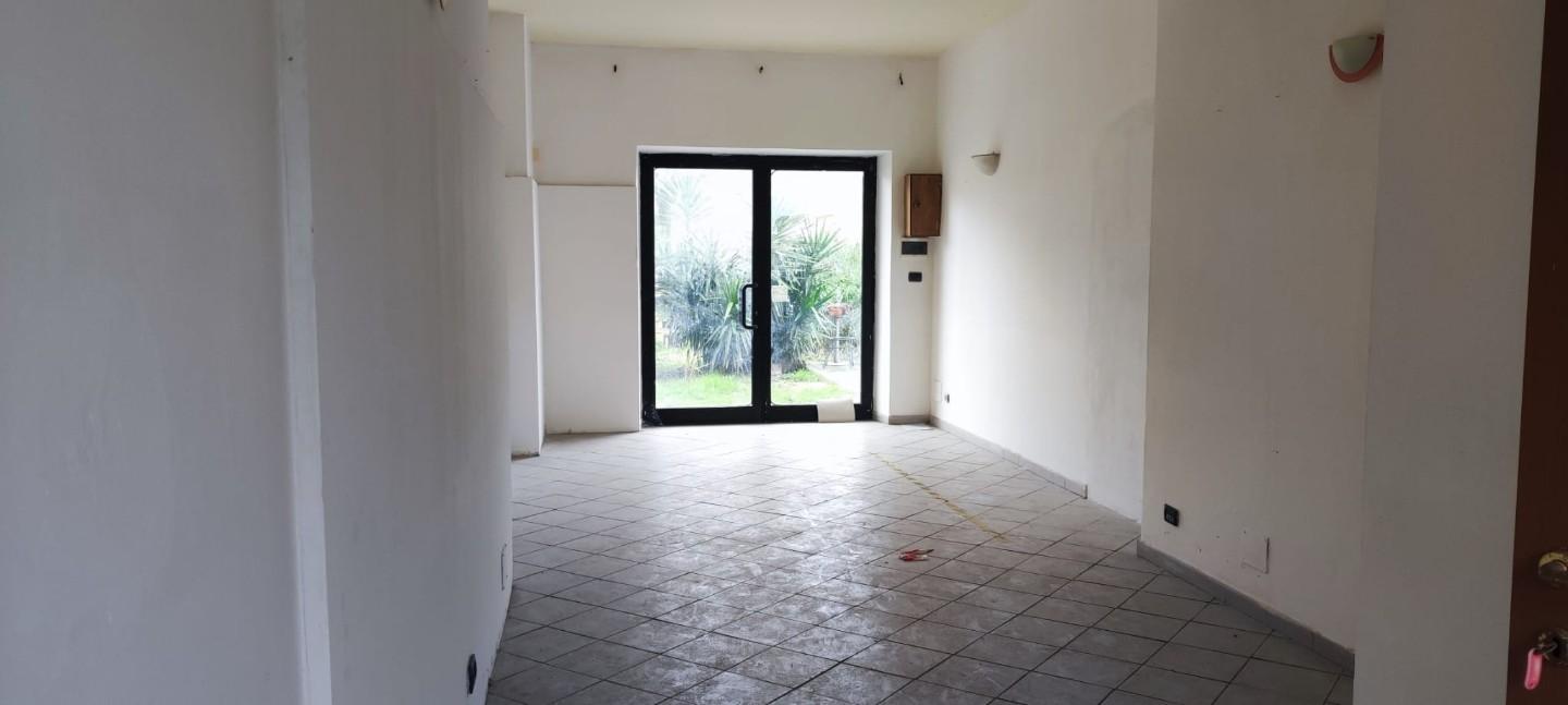 Locale commerciale in vendita, Carrara ponte cimato