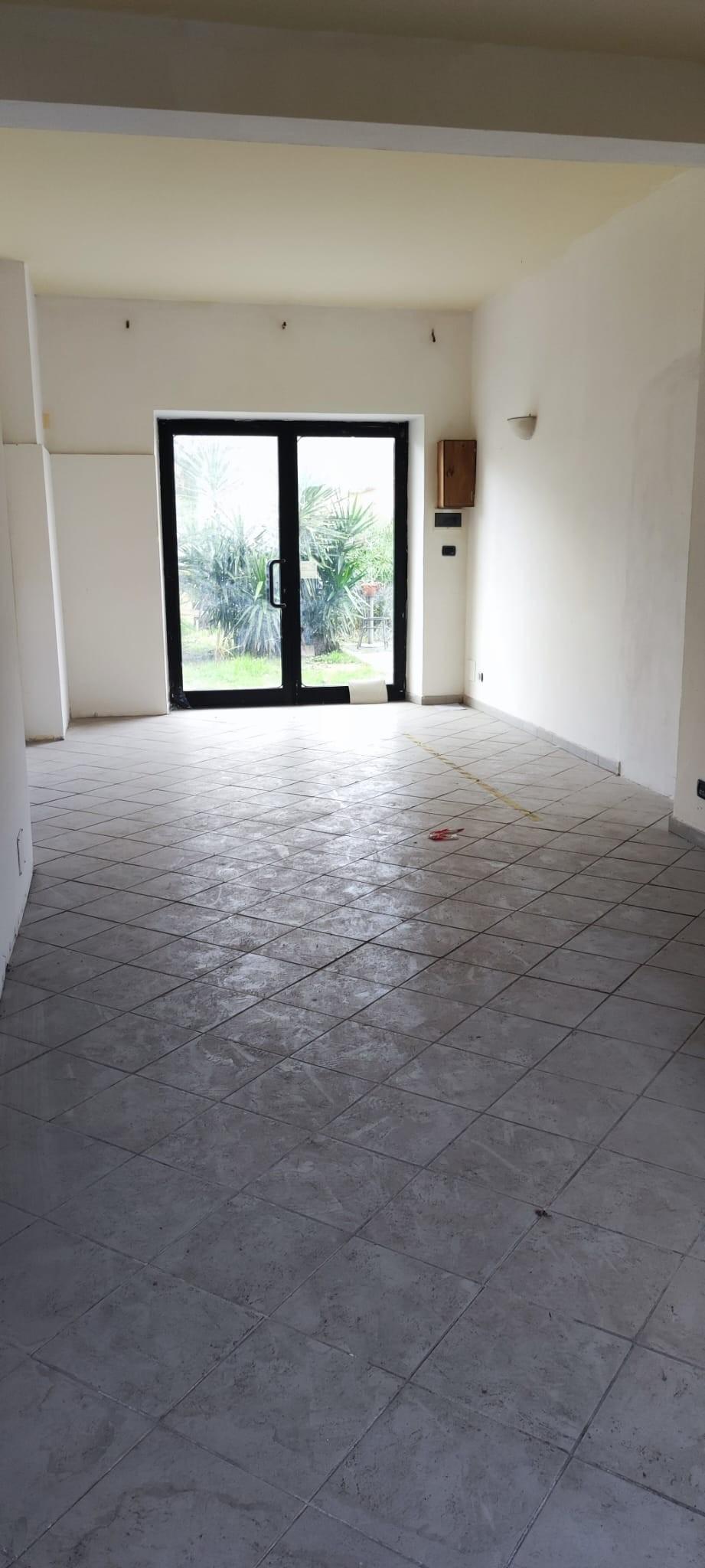 Locale commerciale in vendita, Carrara ponte cimato