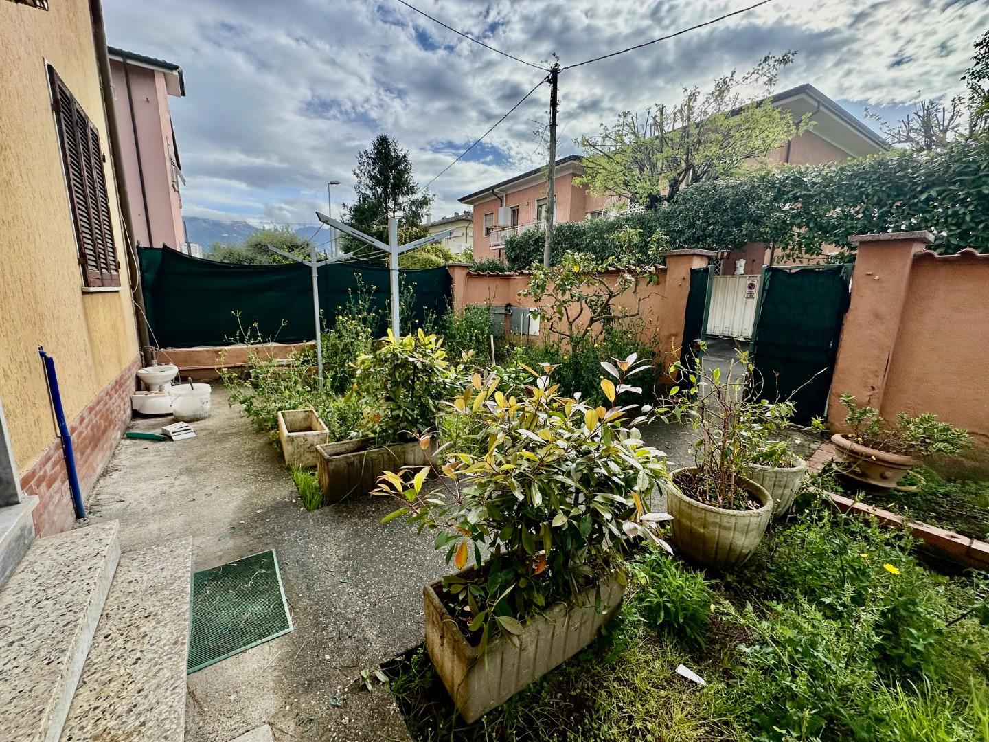 Trilocale con giardino, Carrara marina di