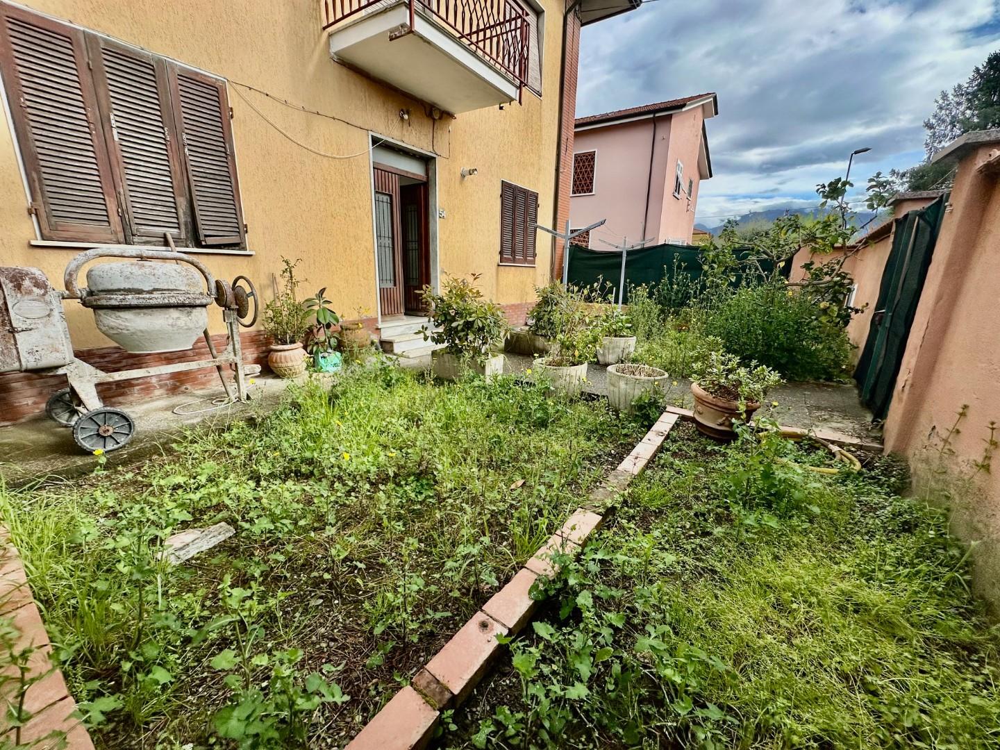 Trilocale con giardino, Carrara marina di