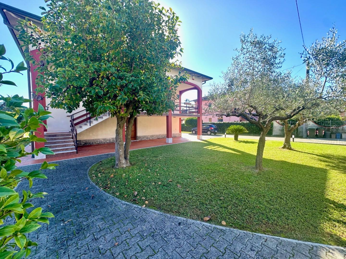 Casa indipendente con giardino, Carrara avenza