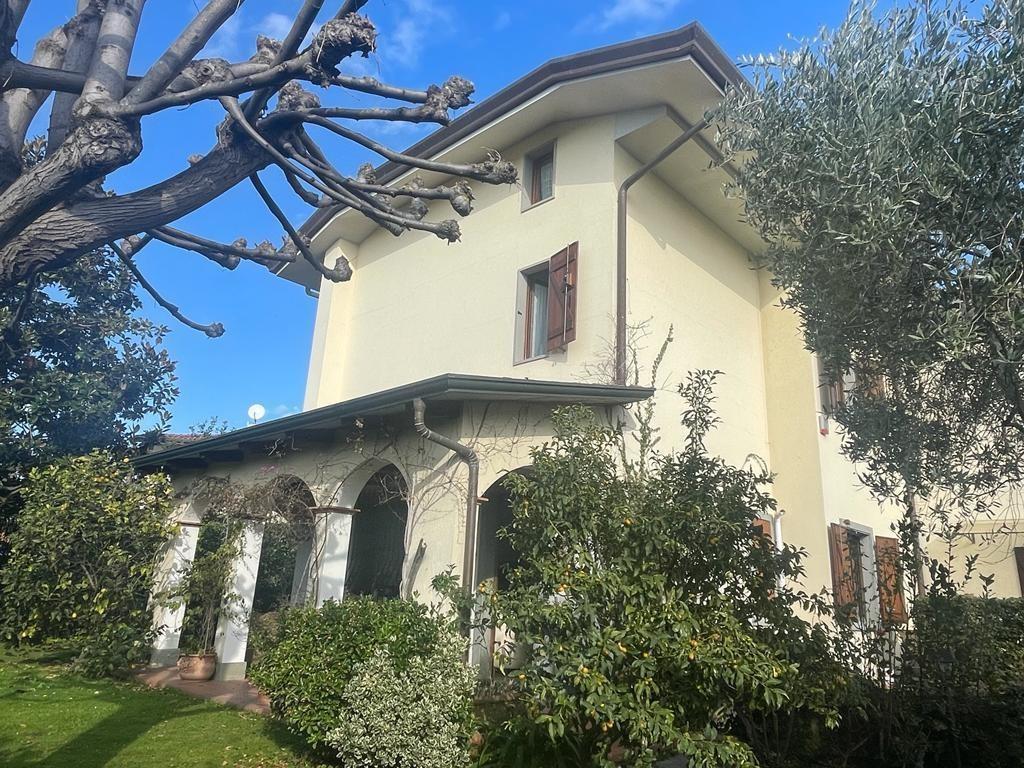 Casa indipendente con giardino, Montignoso cervaiolo