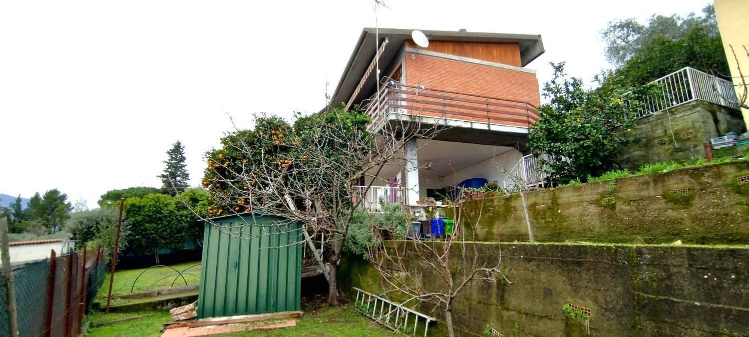 Villa con giardino, Massa castagnara