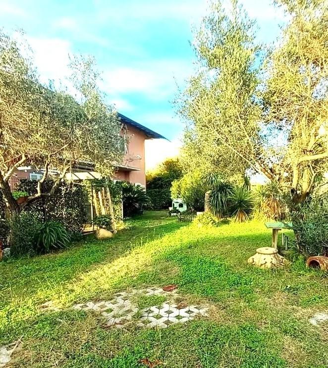 Villa Quadrifamiliari con giardino, Massa marina di