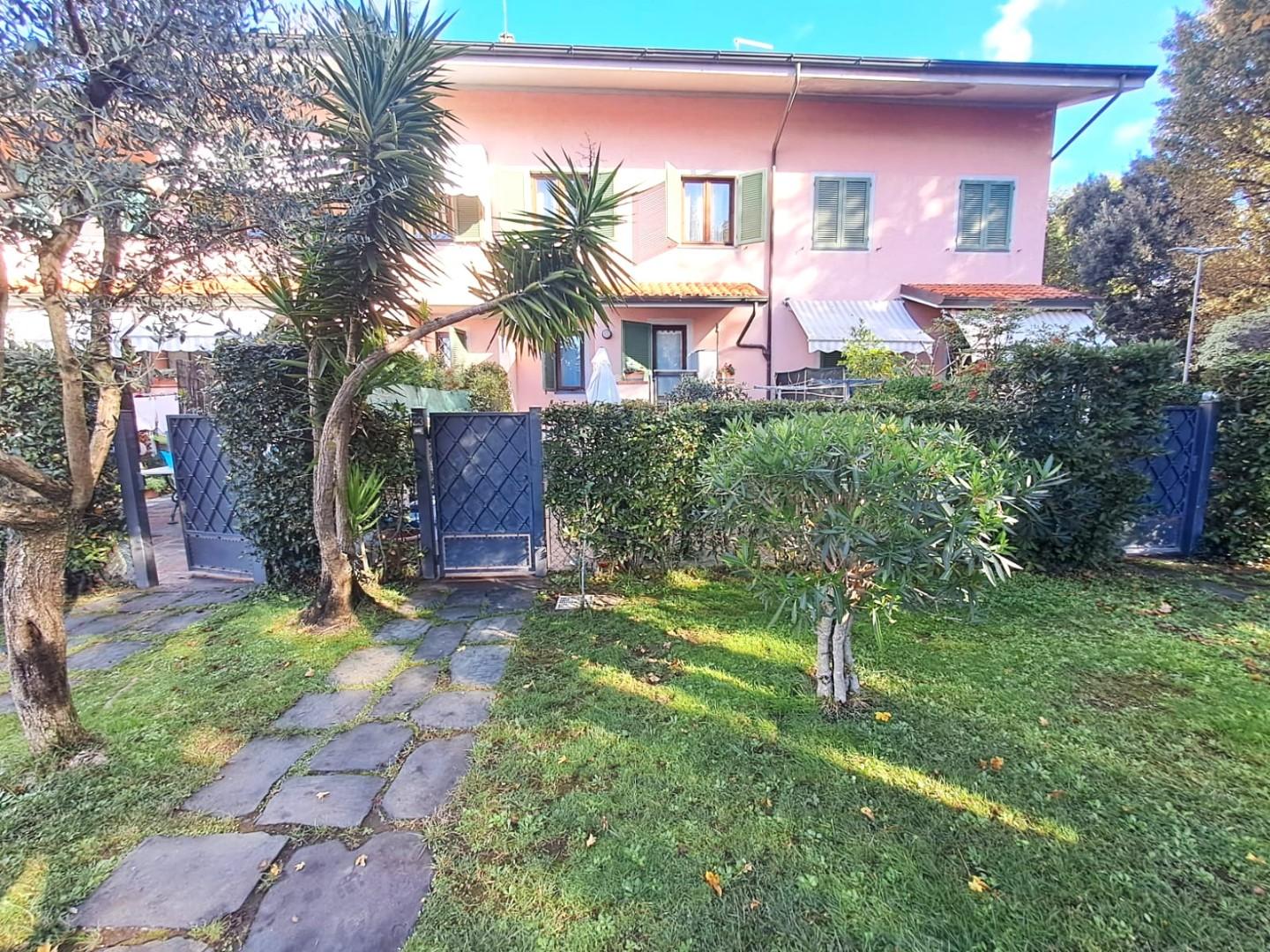 Villa con giardino, Forte dei Marmi vittoria apuana