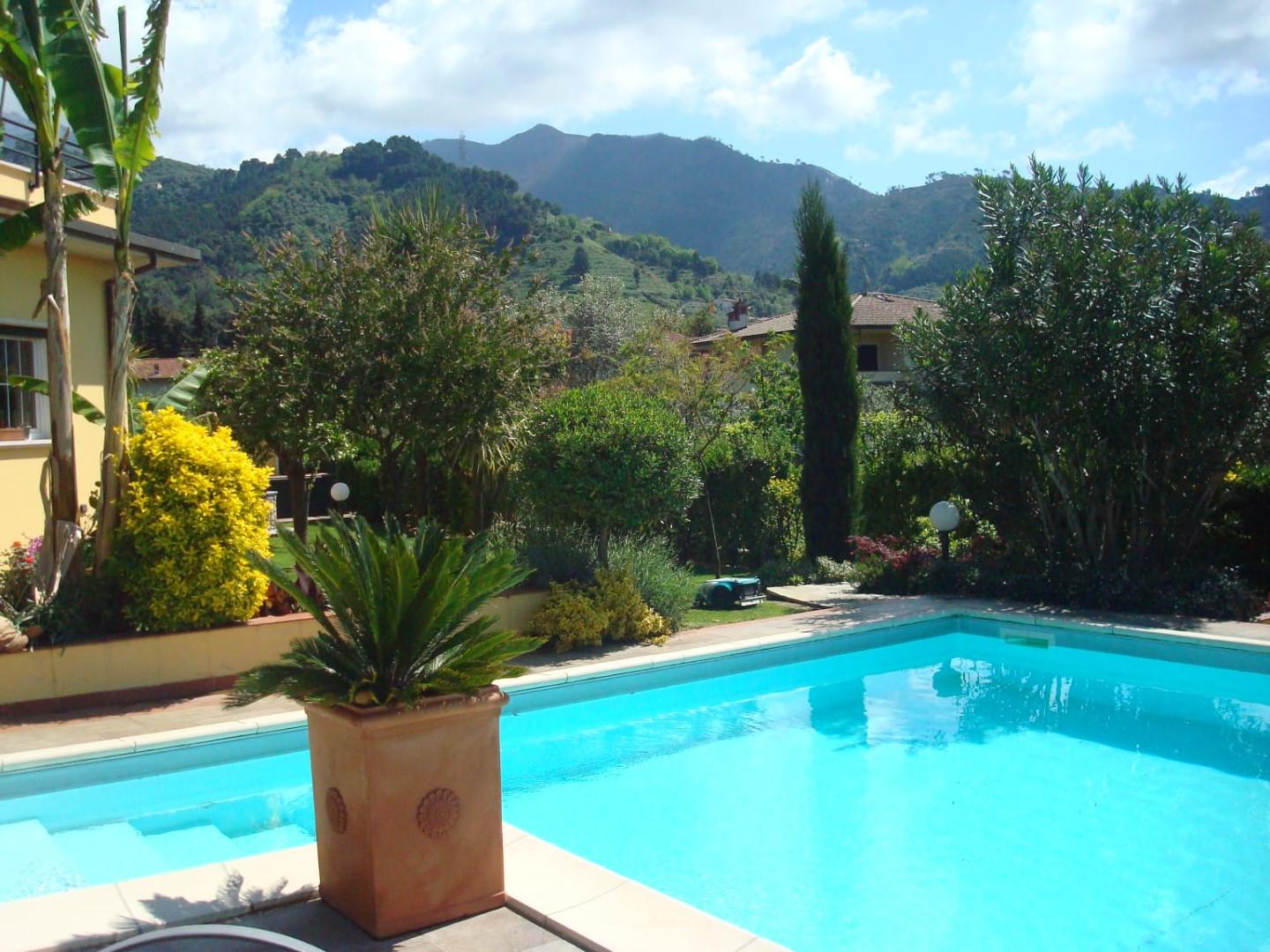 Villa con giardino a Montignoso