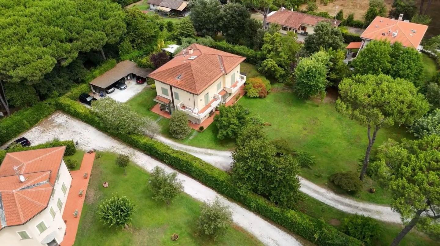 Villa con giardino, Massa ronchi