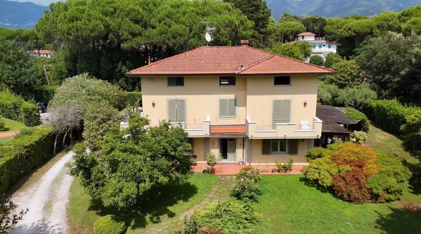 Villa con giardino, Massa ronchi
