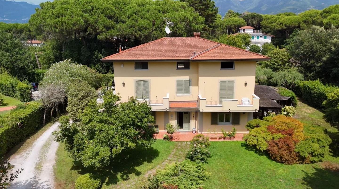 Villa con giardino, Massa ronchi