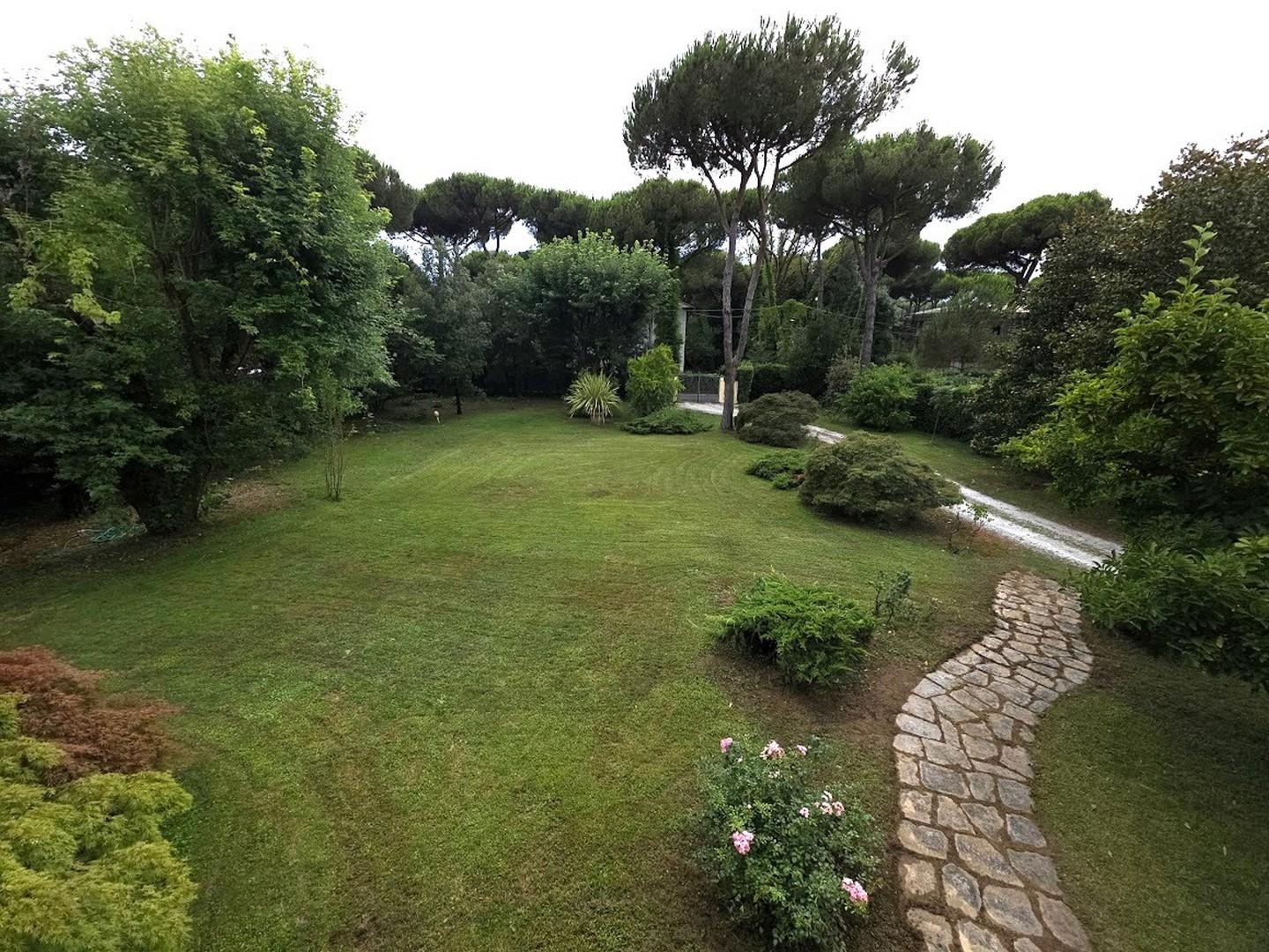 Villa con giardino, Massa ronchi