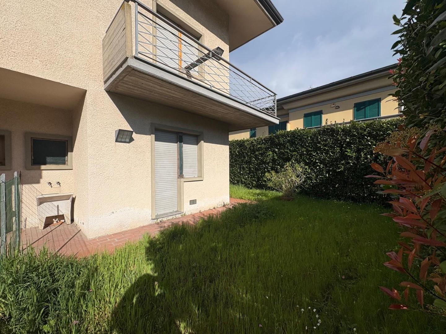 Villa con giardino, Massa ronchi