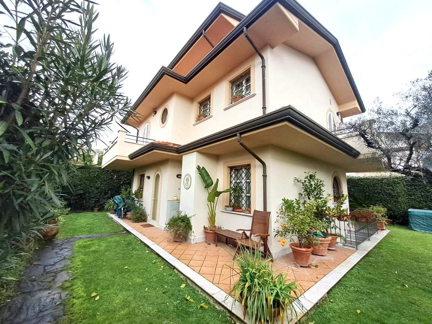 Villa arredata in affitto, Montignoso cinquale