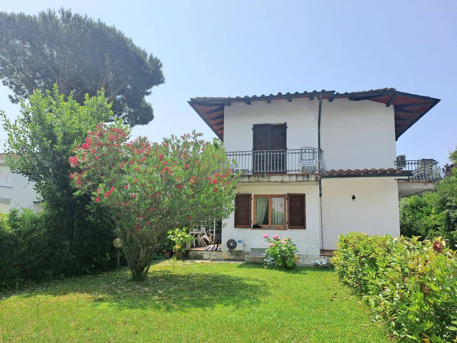 Villa Bifamiliare con giardino, Montignoso cinquale