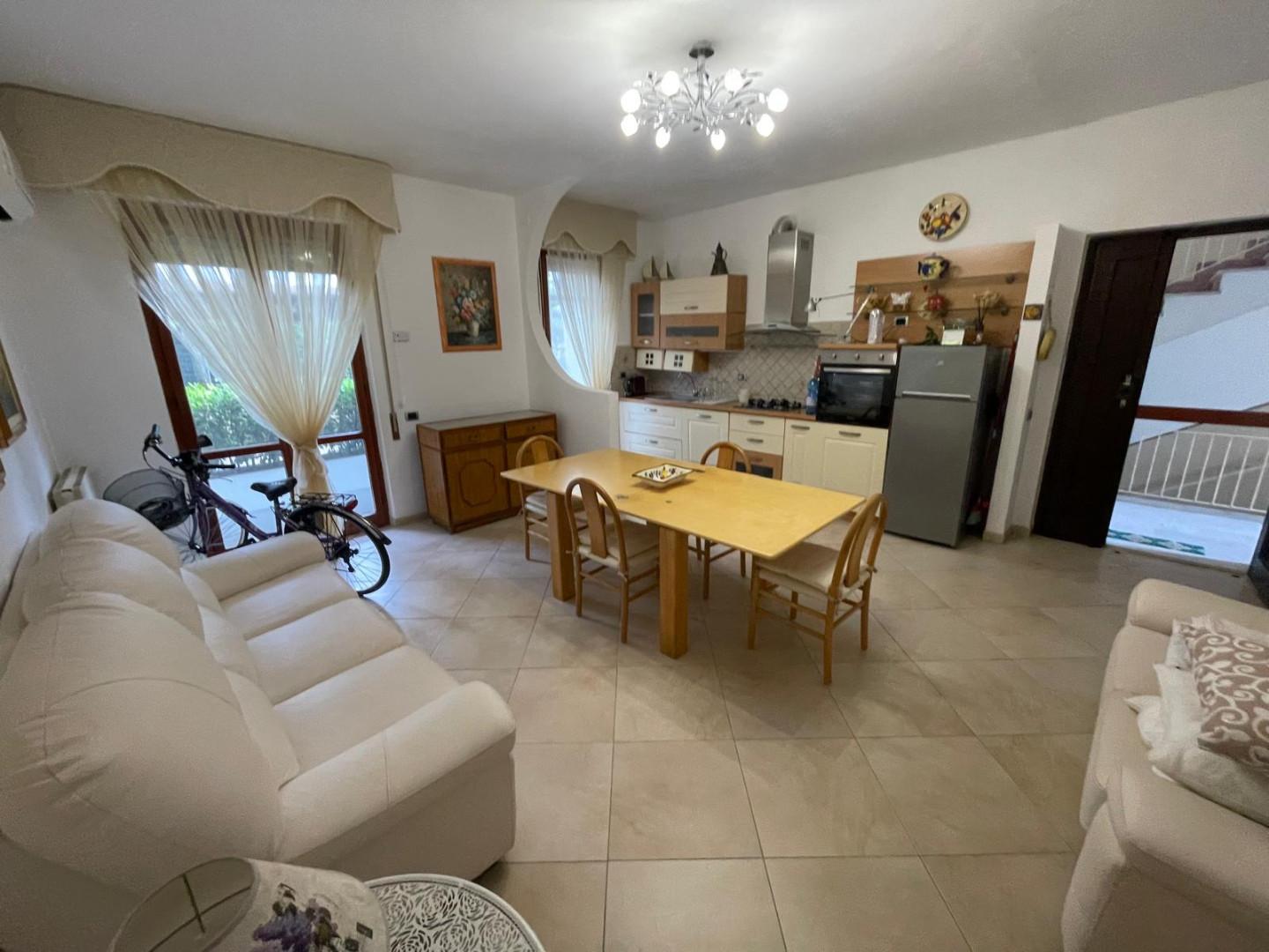 Appartamento con terrazzo, Massa ronchi