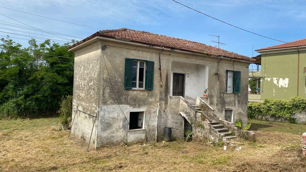 Casa indipendente con giardino, Carrara avenza