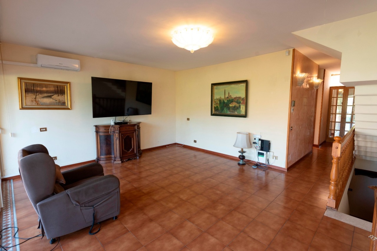 Casa indipendente con giardino a Ortonovo