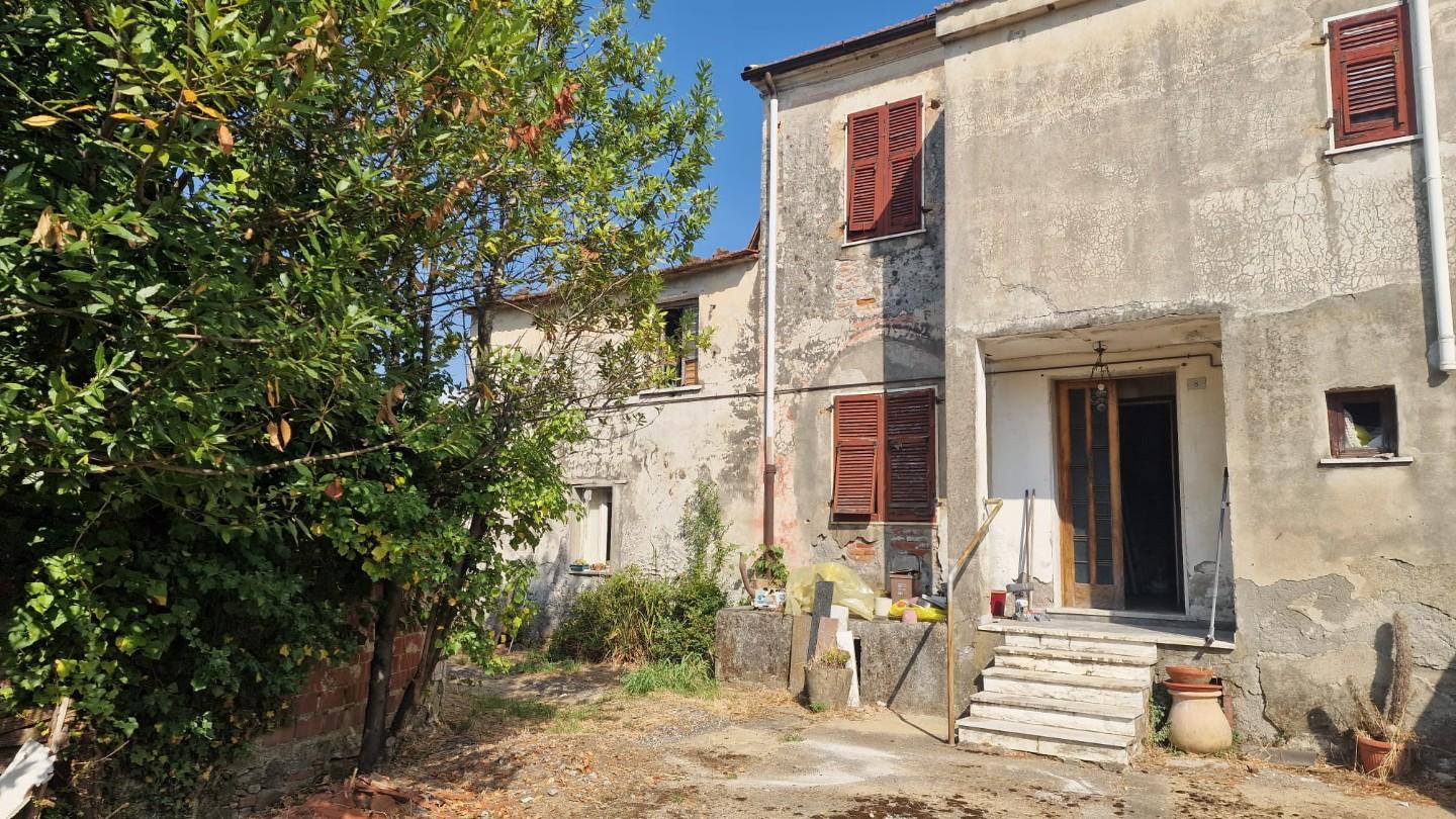 Casa indipendente con giardino, Ortonovo isola