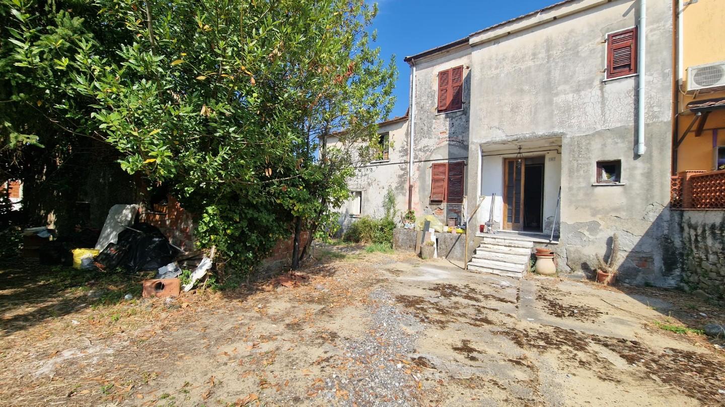Casa indipendente con giardino, Ortonovo isola