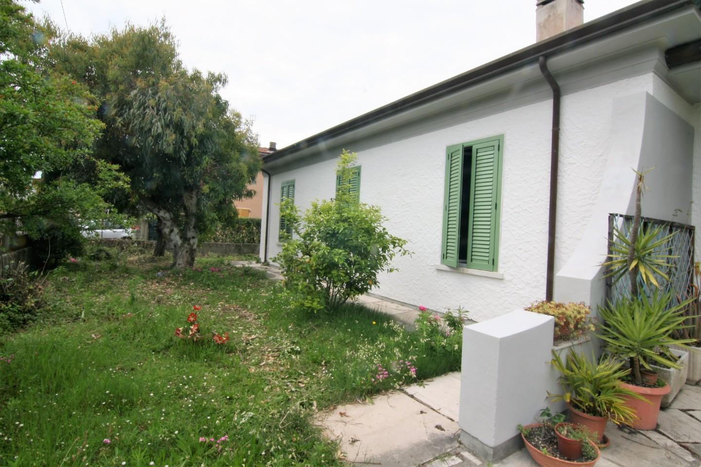 Casa indipendente con giardino, Carrara marina di