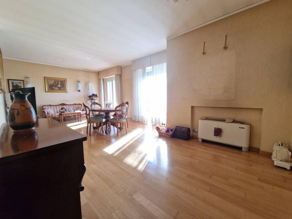 Attico con terrazzo, Carrara marina di