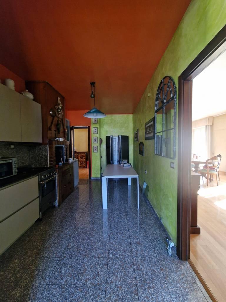 Attico con terrazzo, Carrara marina di