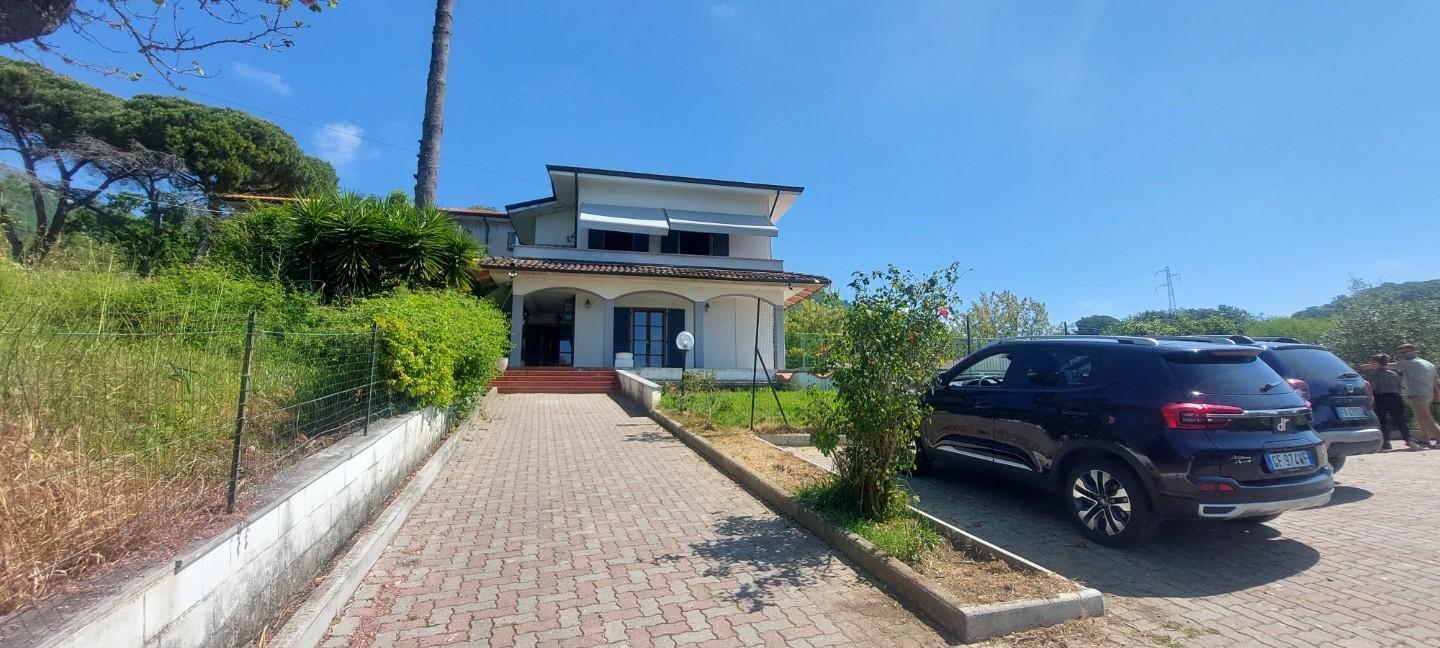 Casa indipendente con terrazzi a Carrara