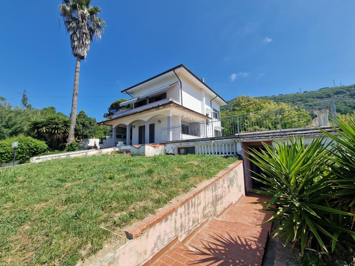 Casa indipendente con terrazzi a Carrara