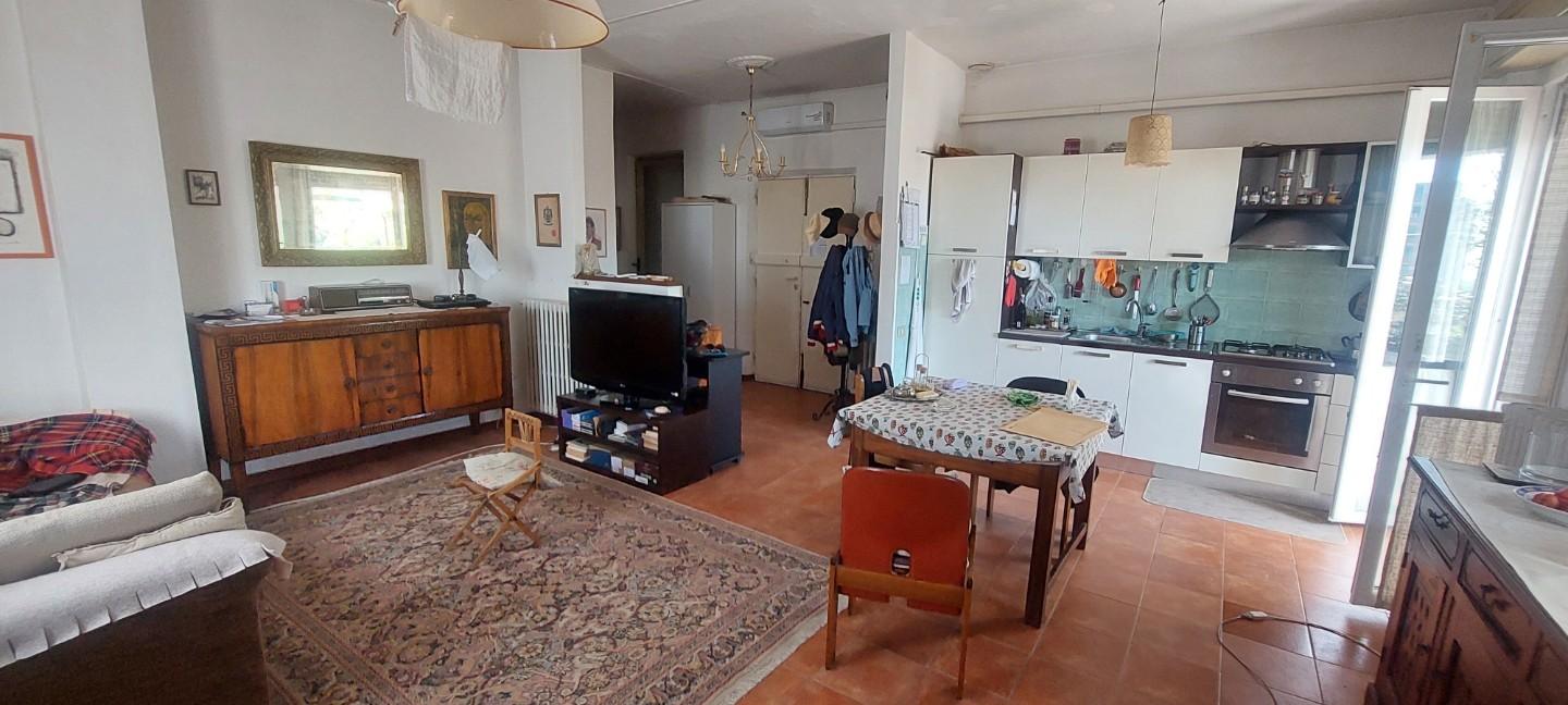 Attico con terrazzo, Carrara centro