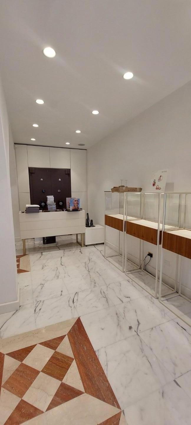 Negozio in vendita a Carrara