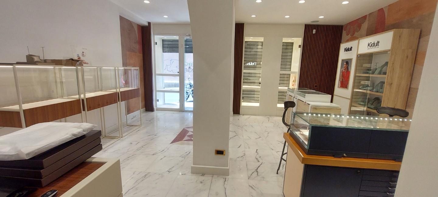 Negozio in affitto, Carrara centro