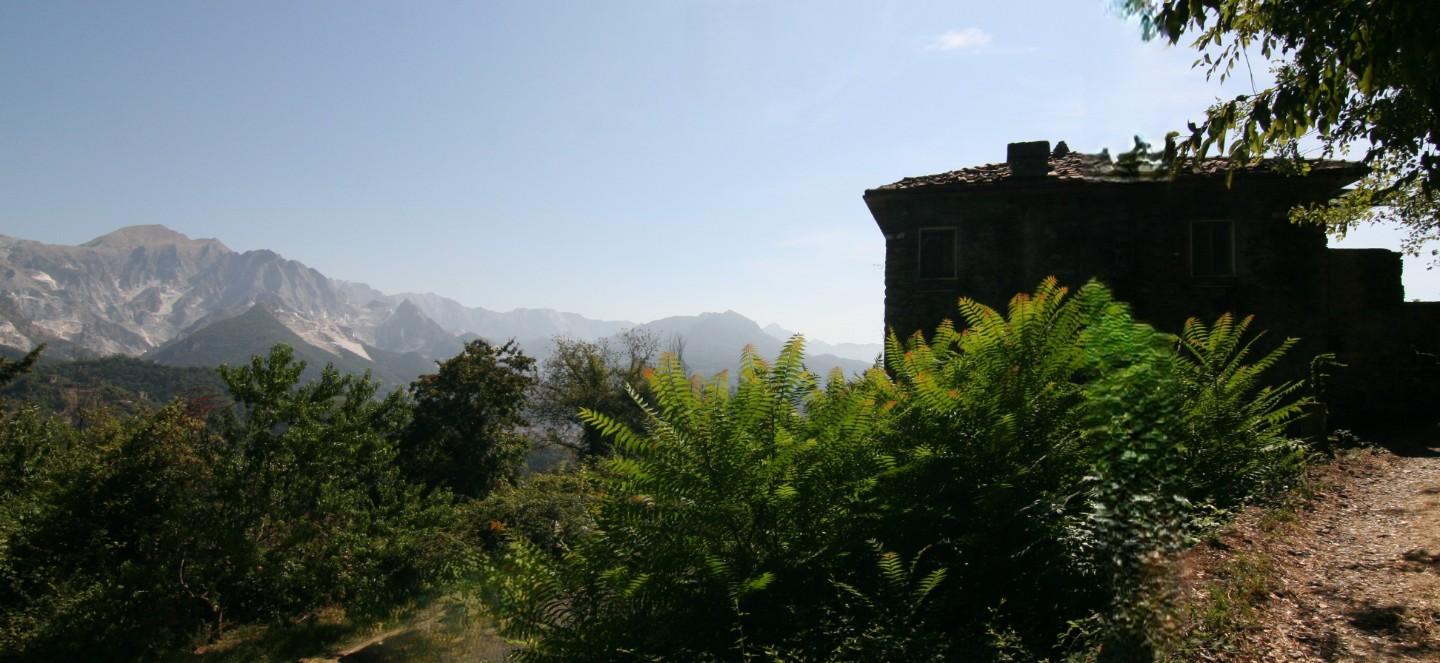 Rustico con giardino, Carrara fontia