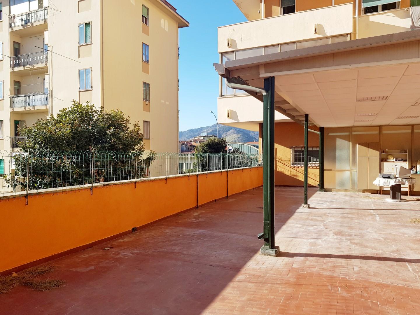 Appartamento con terrazzo, Massa centro