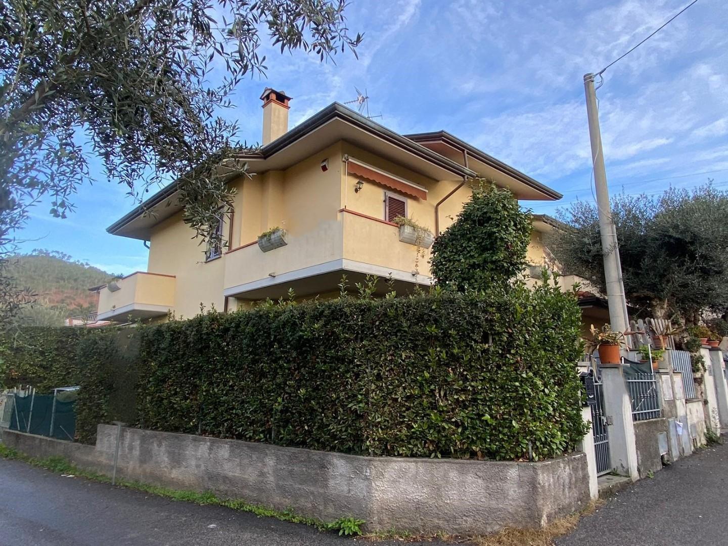 Villa Bifamiliare con giardino a Montignoso