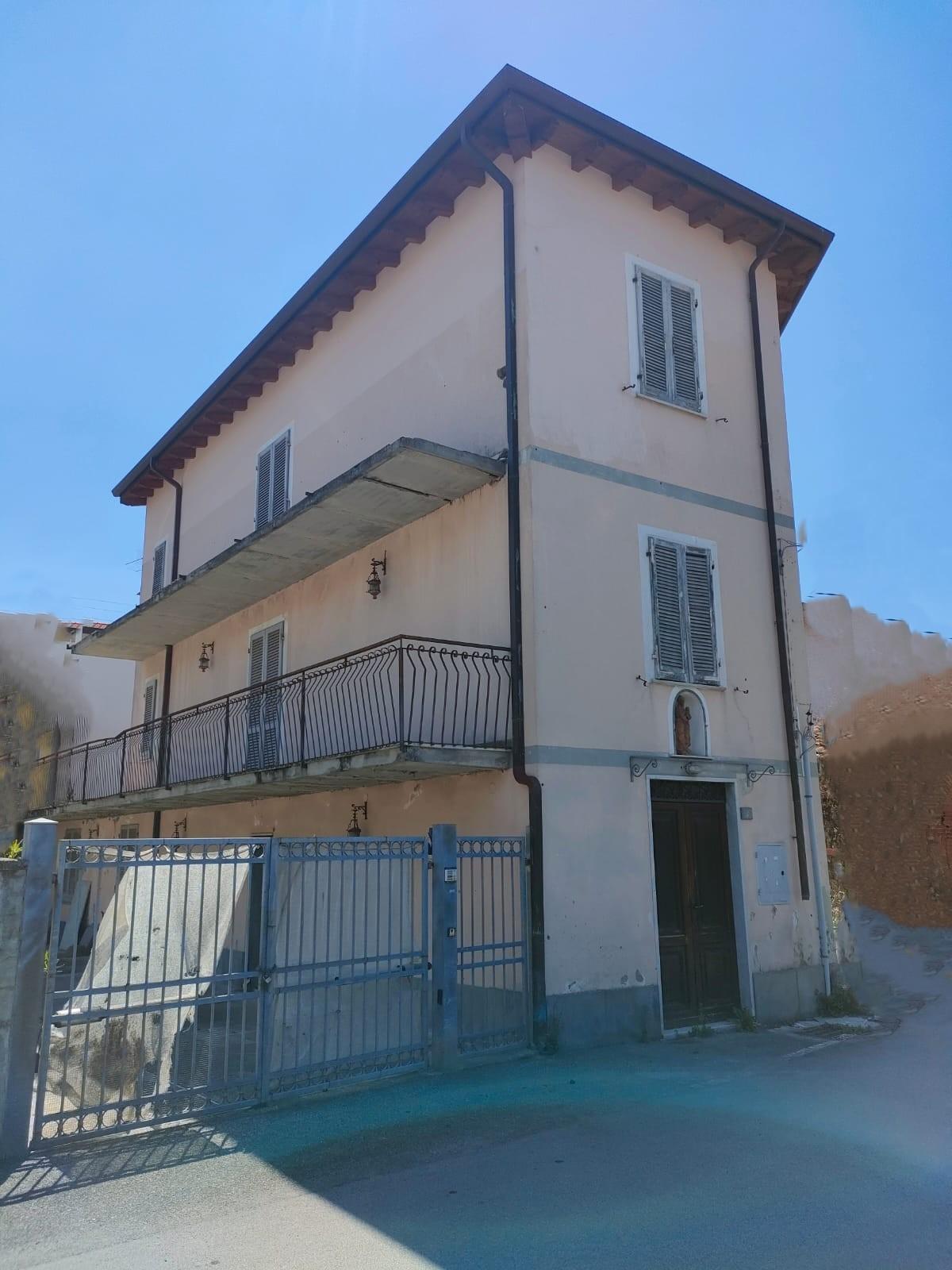 Casa indipendente da ristrutturare a Massa