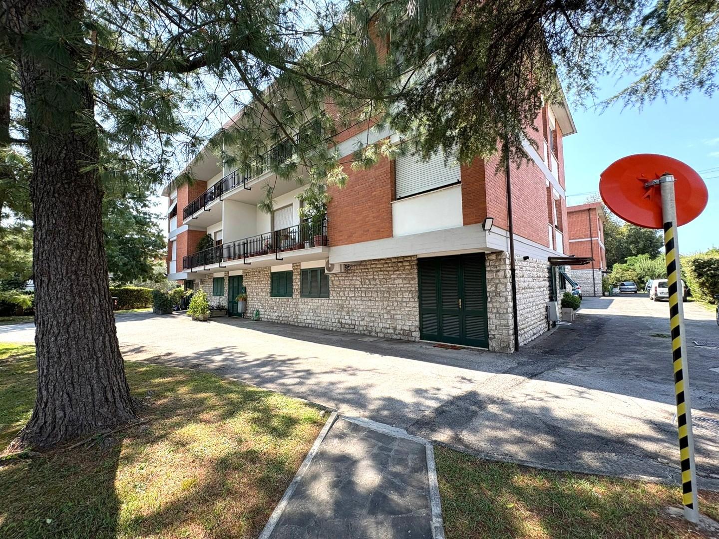 Appartamento con terrazzi, Massa ronchi