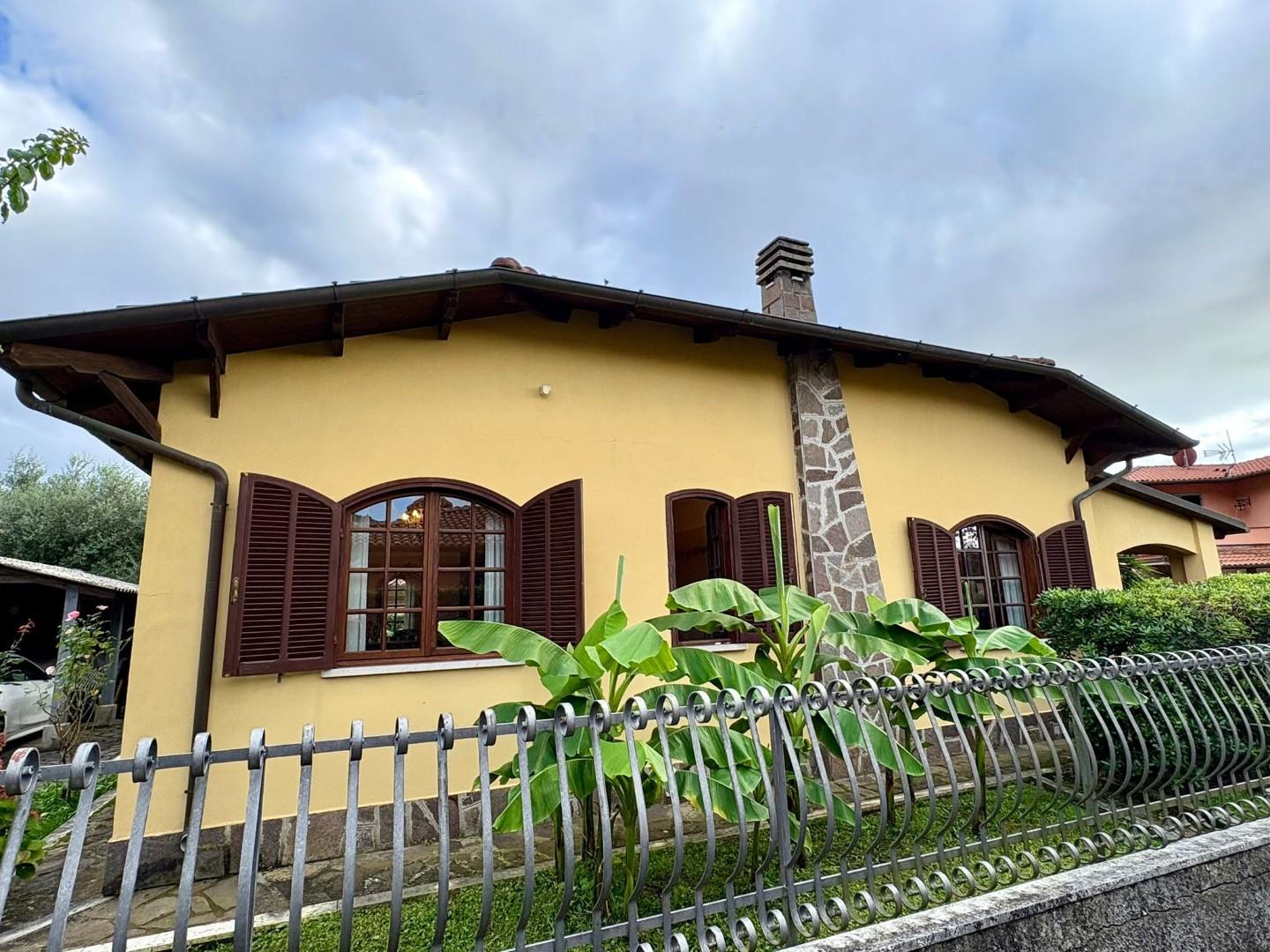 Villa con giardino a Massa