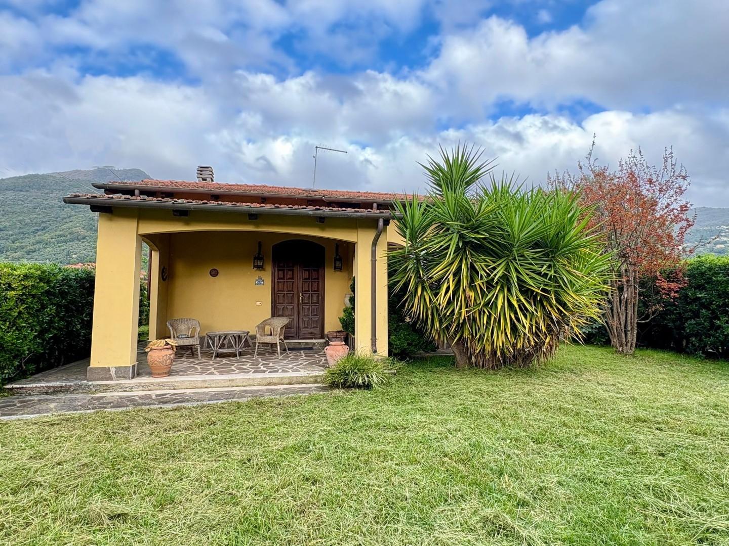 Villa con giardino a Massa