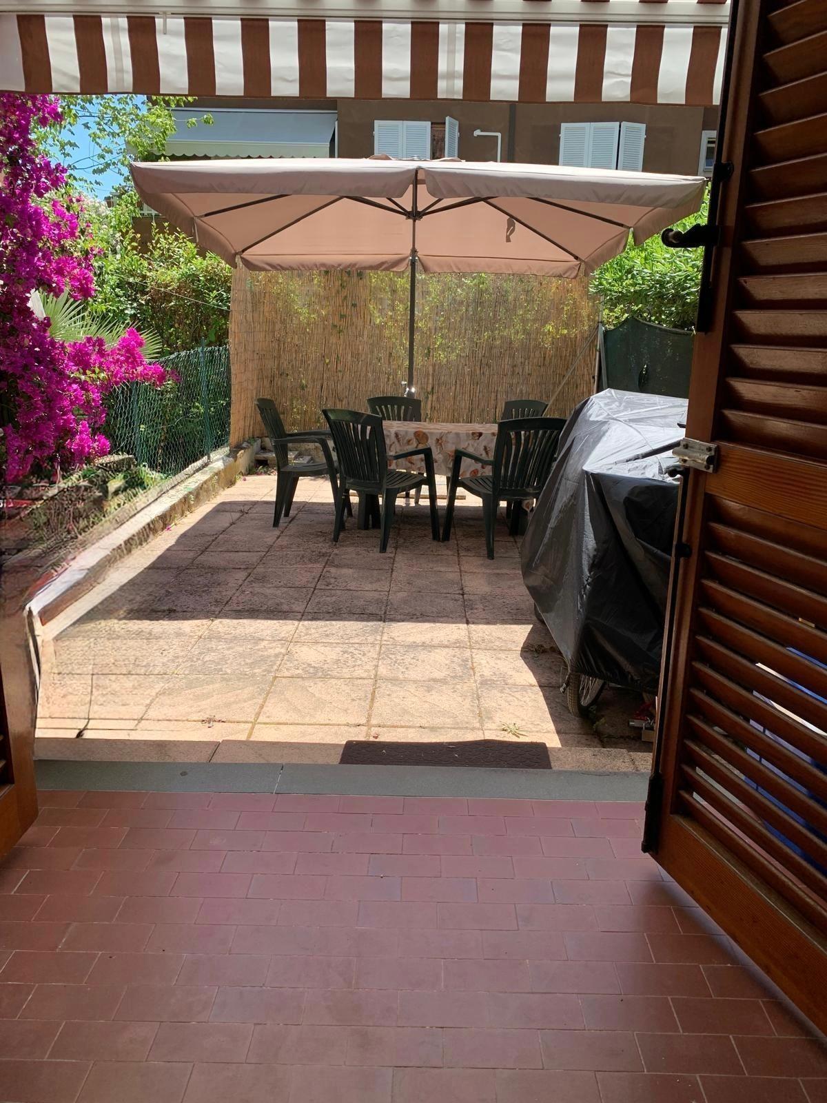 Bilocale con giardino, Massa marina di