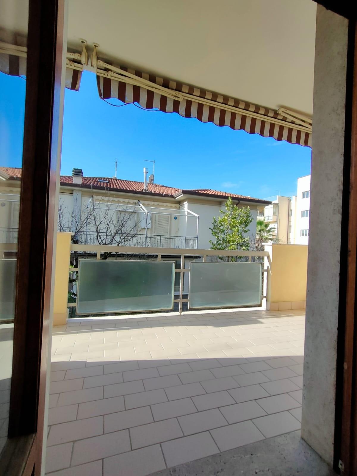 Quadrilocale arredato in affitto, Massa marina di