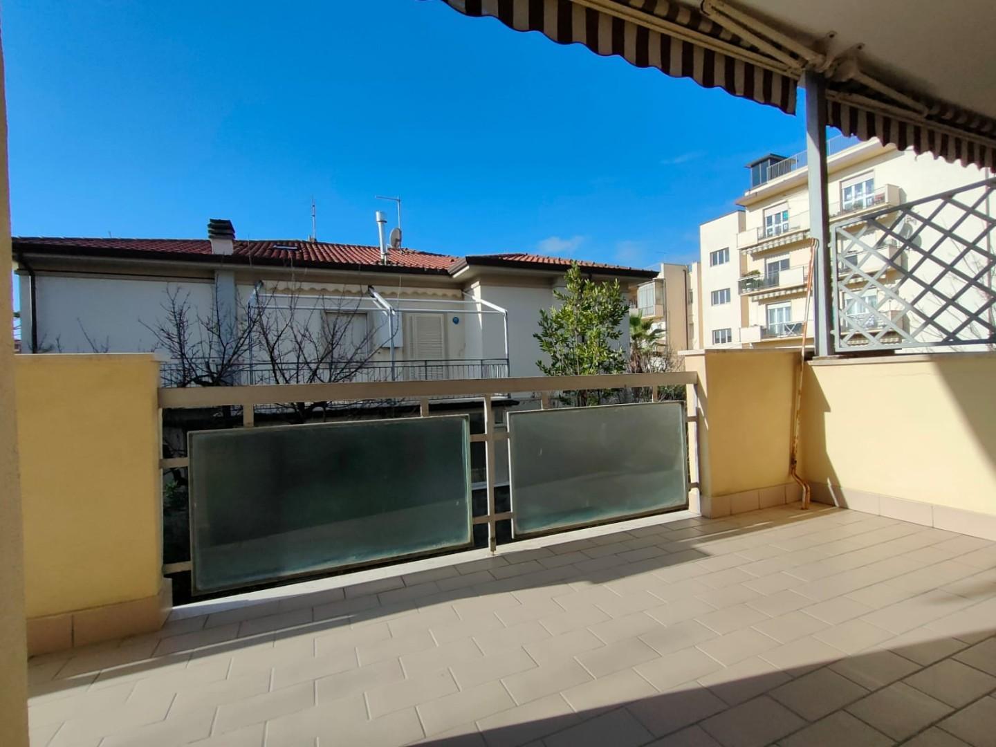 Quadrilocale arredato in affitto, Massa marina di