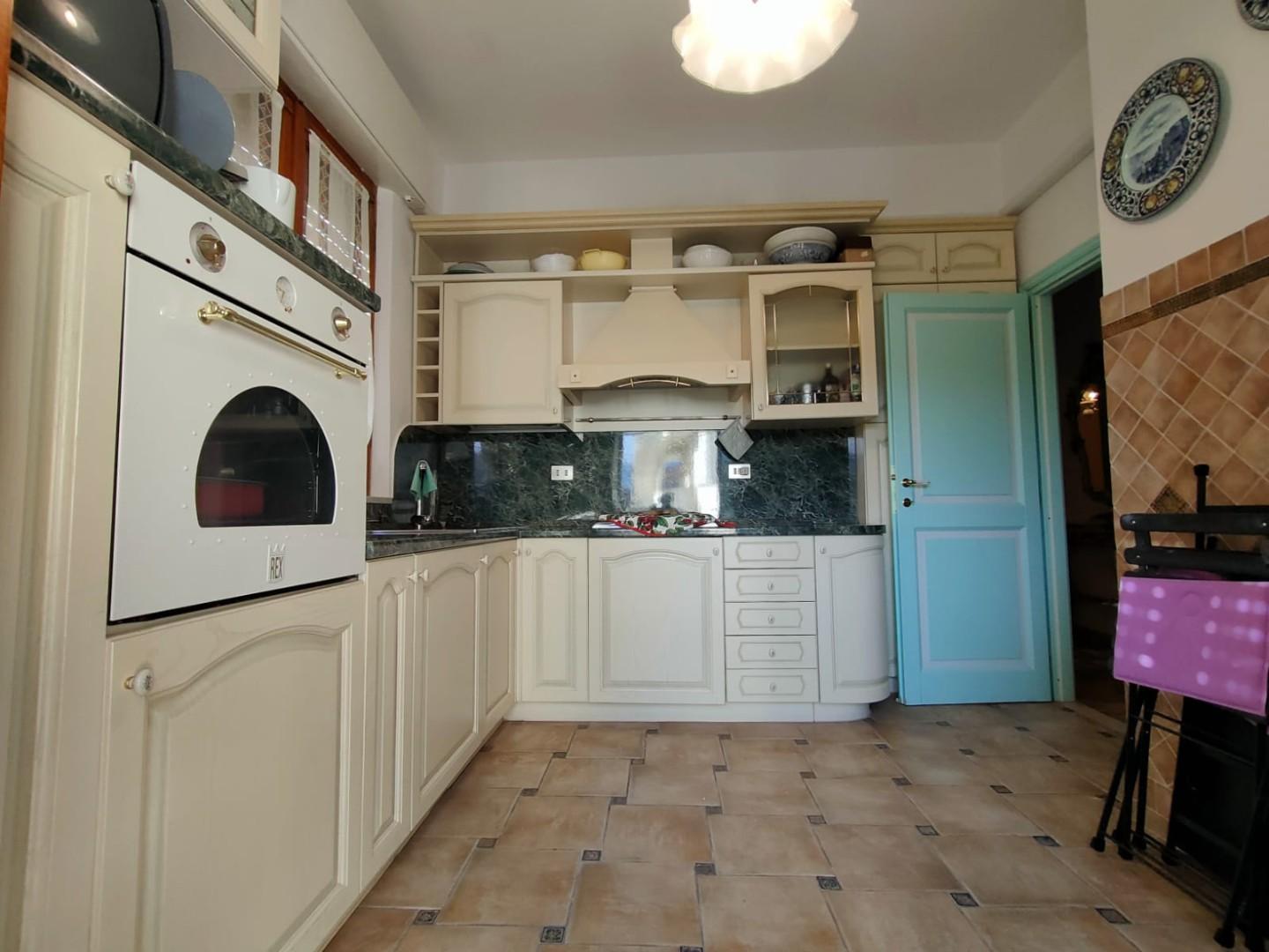 Quadrilocale arredato in affitto, Massa marina di