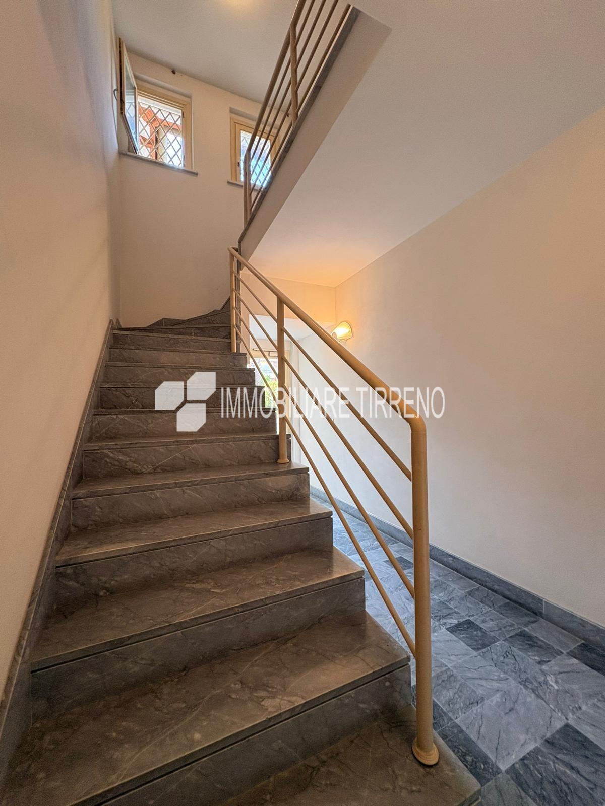 Trilocale con terrazzo, Massa marina di