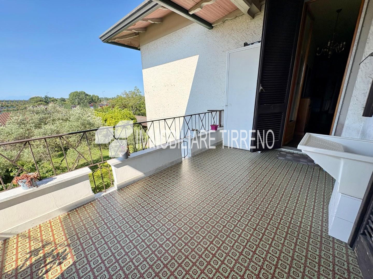 Appartamento con terrazzi a Massa