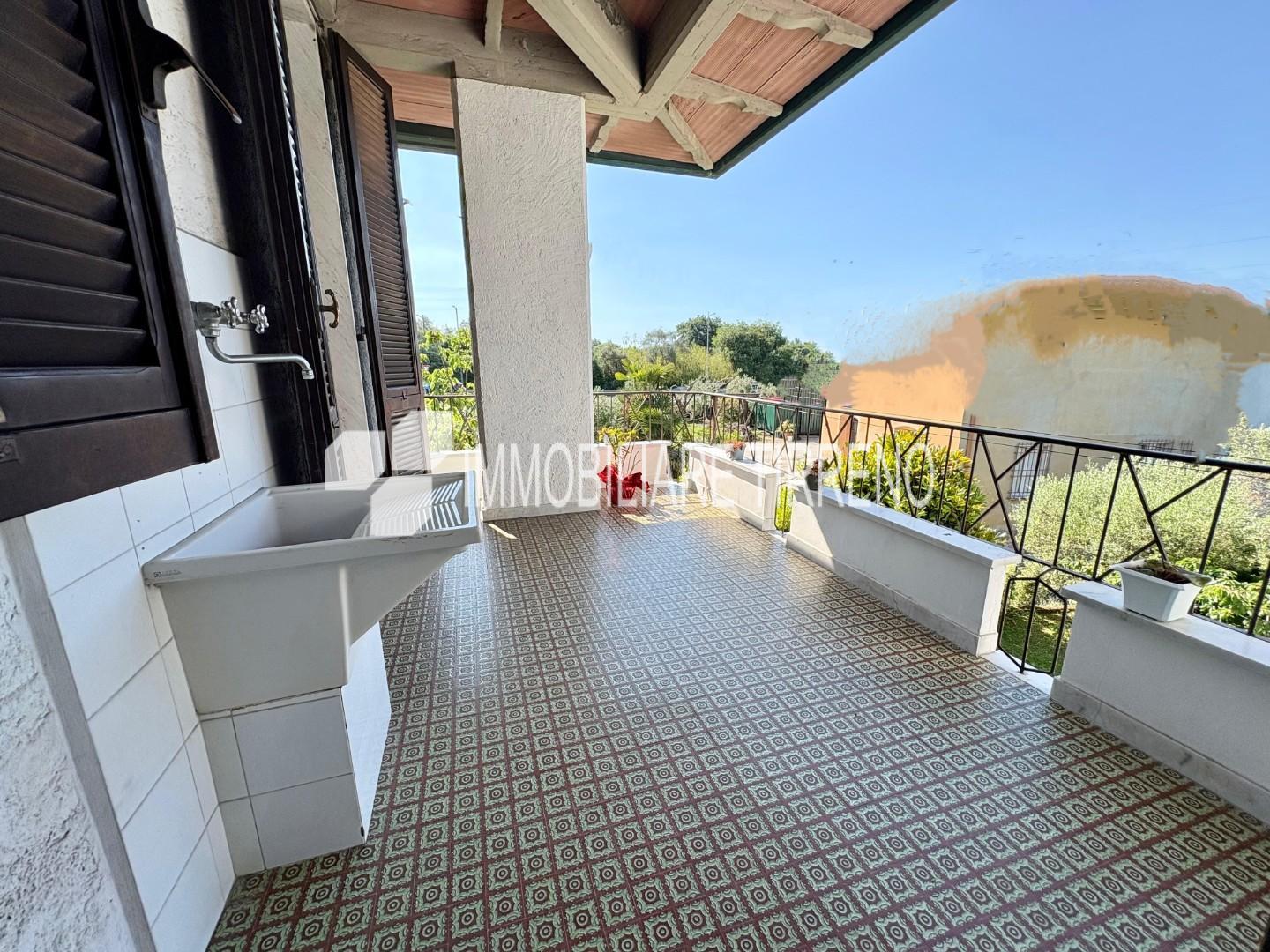 Appartamento con terrazzi a Massa