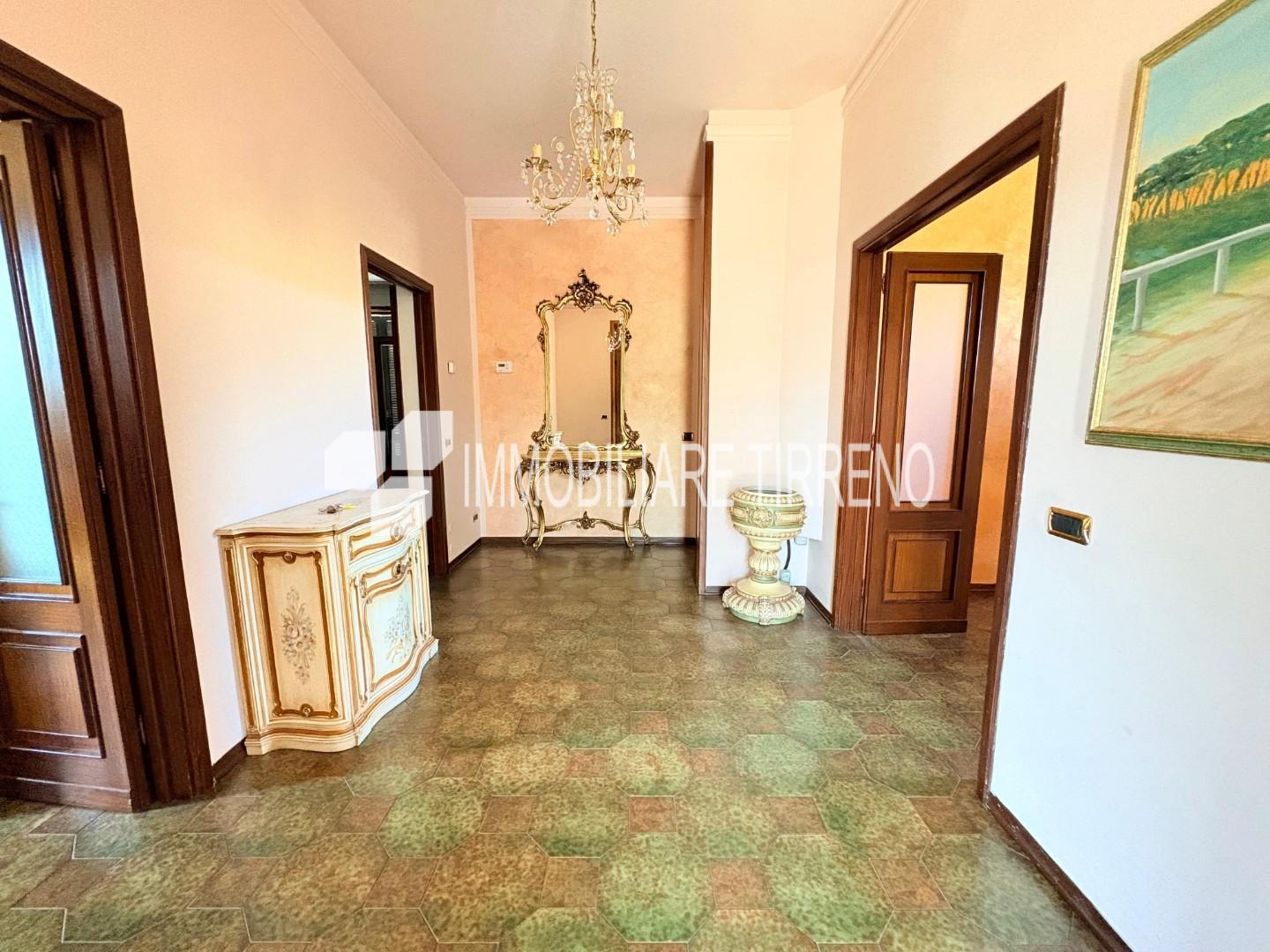 Appartamento con terrazzi a Massa