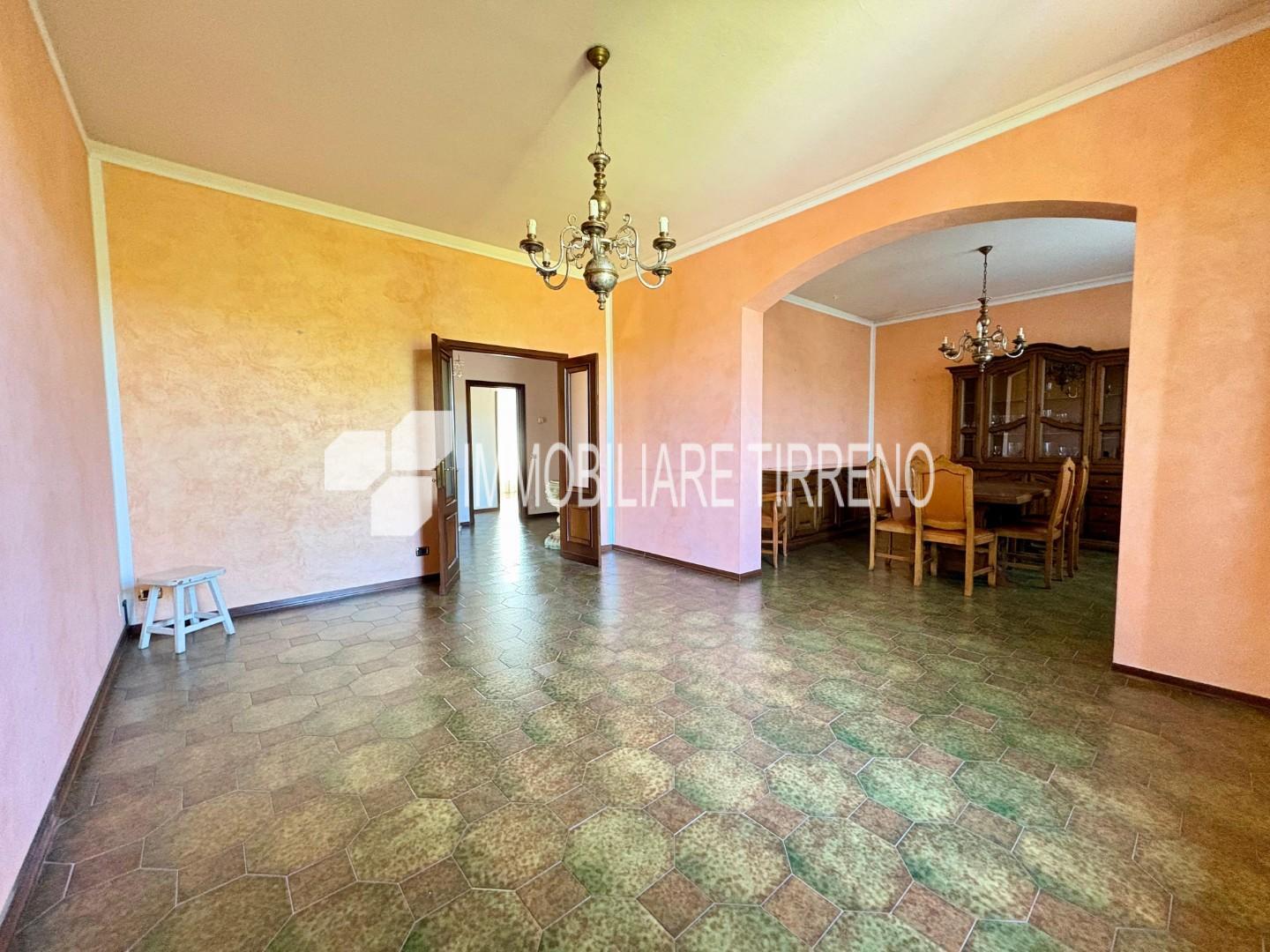 Appartamento con terrazzi a Massa