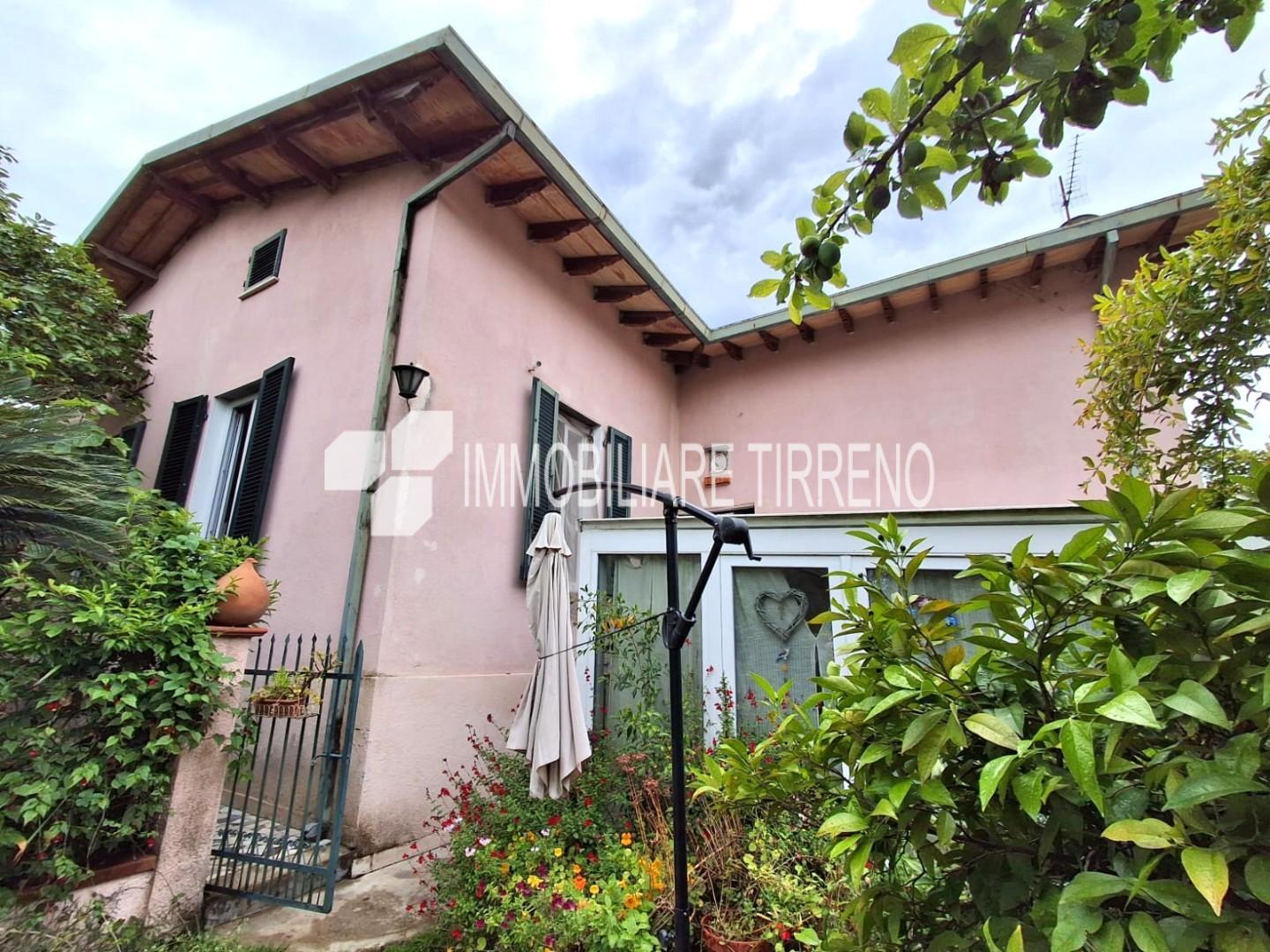 Casa indipendente in vendita a Massa