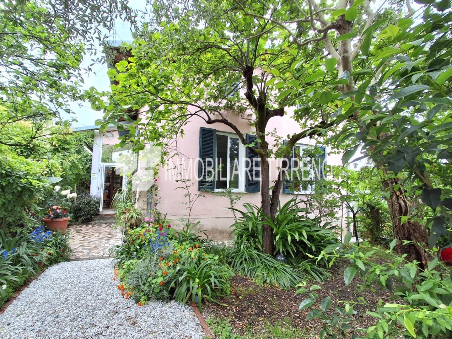 Casa indipendente in vendita a Massa