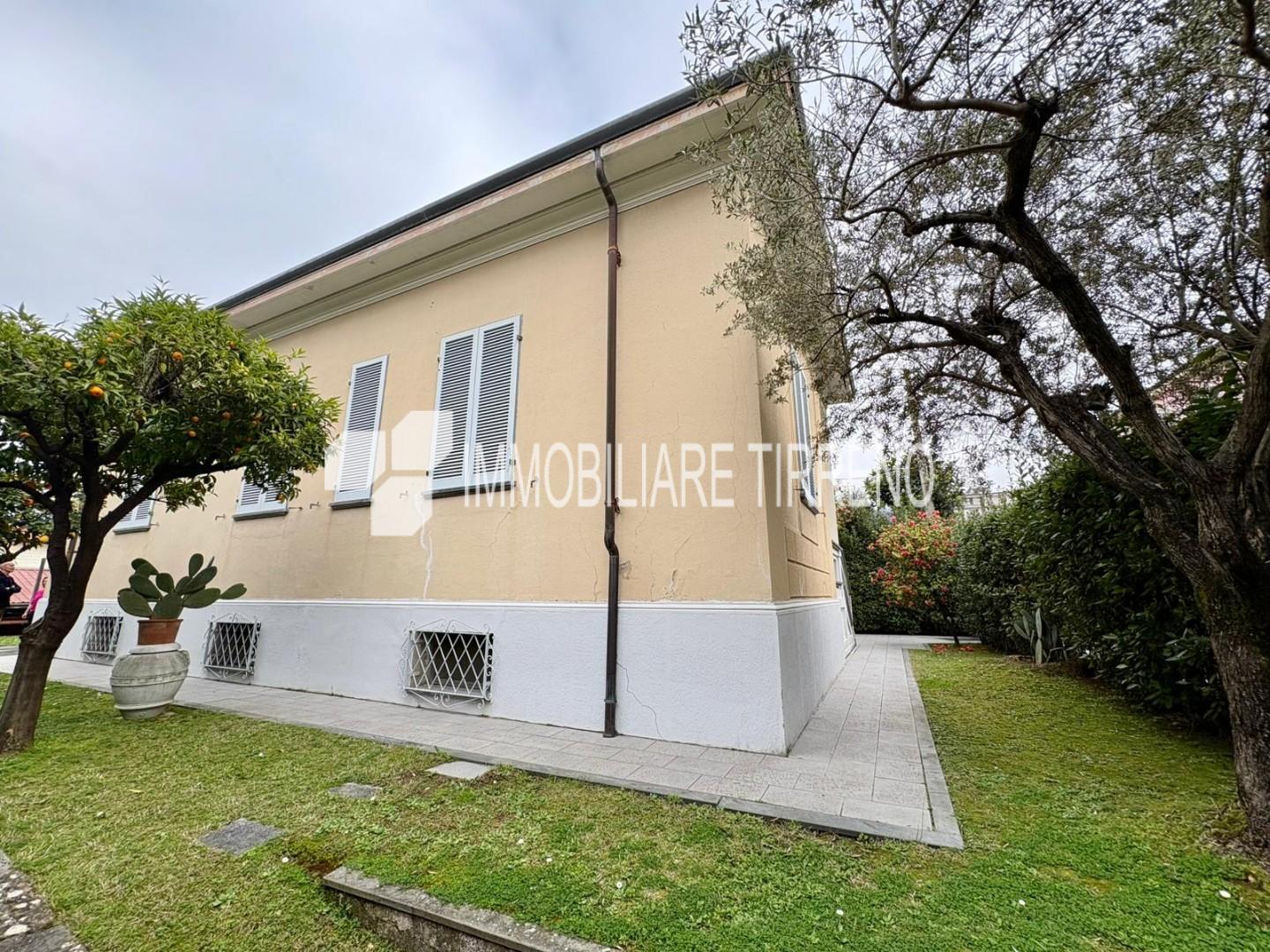 Villa con giardino a Massa